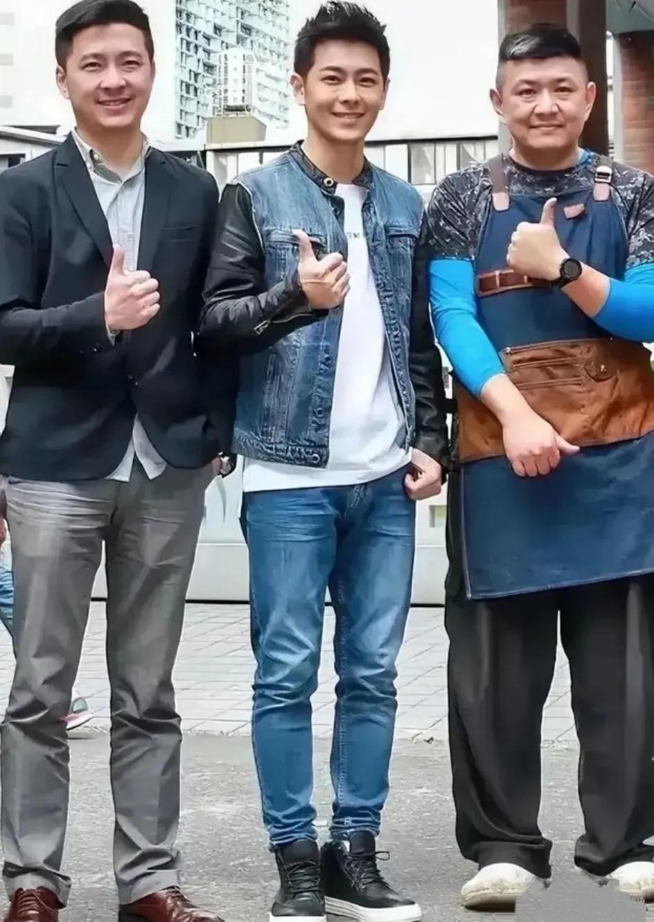 林志颖三兄弟长的不像啊他确实是长得最年轻帅气的其他两个虽然五官也很帅气