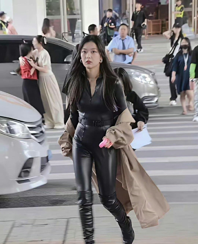 孙千穿上皮裤直接封神，这大长腿绝了