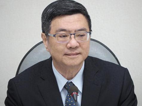 卓荣泰今赴屏东勘灾，被记者问到有关无钱勘灾时。卓荣泰诡辩称，“目前先动用内部业务