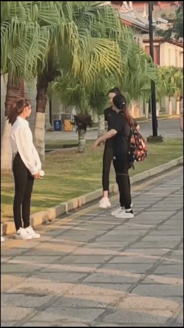 想站在边上的关晓彤被负责人拉到C位，刘浩存只能乖乖待在边边上，怎么说刘浩存也是“