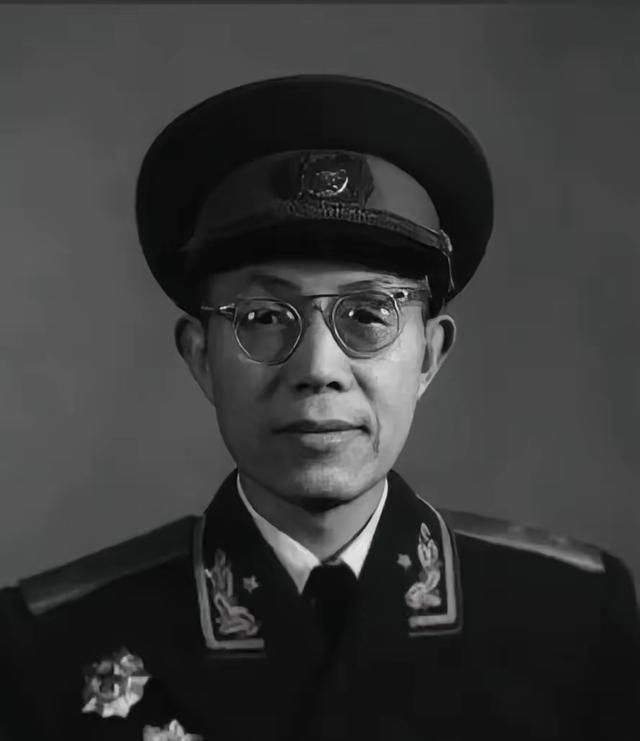 1937年，一红军干部流浪大西北，靠给地主写对联谋生。地主看完字迹后，曾压低声音
