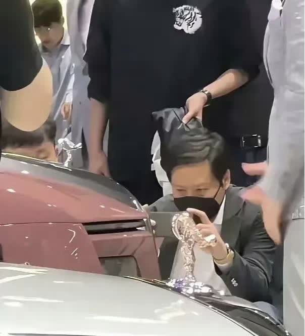 劳斯莱斯:我当时害怕极了！！！雷总逛车展时，手里拿着小米手机站在劳斯莱斯