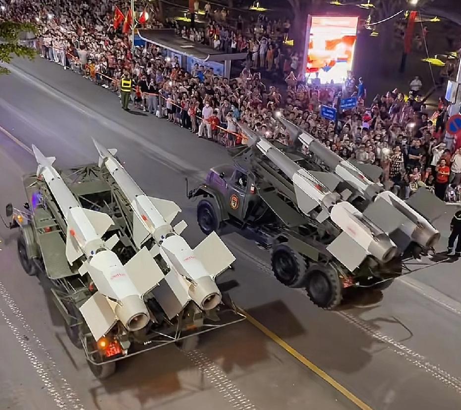 越南竟然敢在这个时候阅兵，勇气可嘉。对上中国阅兵，越南阅兵就是个小学生啊，不管是