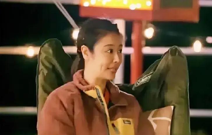 林心如在采访里一句“生娃没尊严”把热搜炸了。40岁剖腹，三天腿抬不起来，翻身得