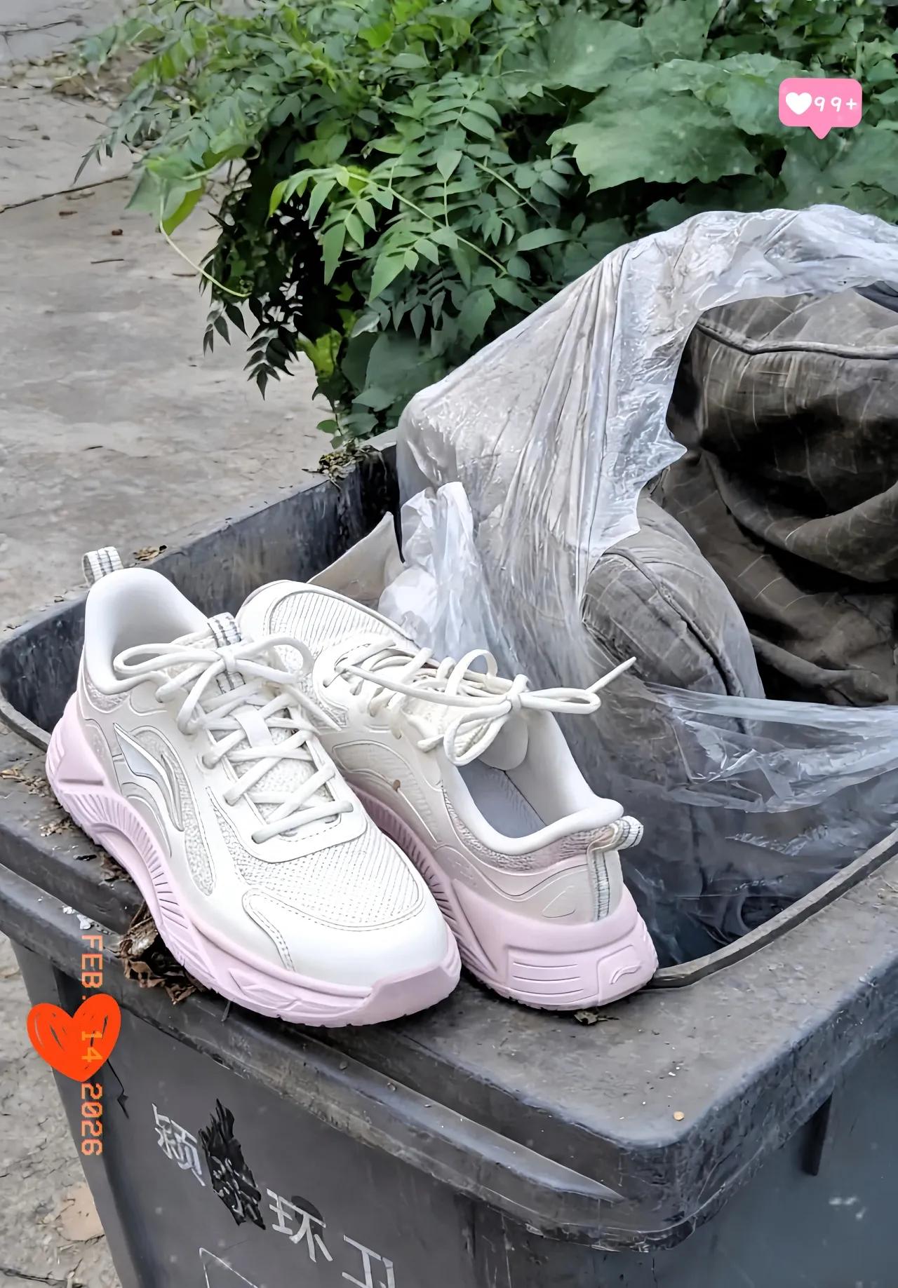 听句劝，家里那些八百年不穿的破鞋子，留着是真没啥用，只会占地儿积灰，看着都堵心。