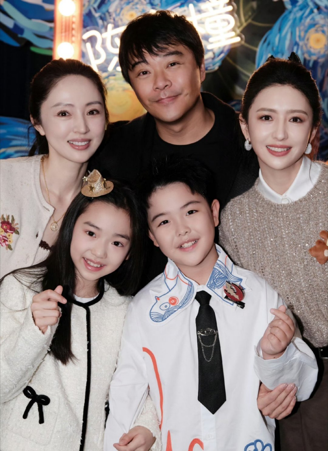 董璇小酒窝参加朵朵生日会小酒窝和朵朵一起长大，这份青梅竹马的情谊太难得了！