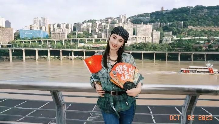 张柏芝的“无视神功”：向太的拳头打在了棉花上？9点准时晒照，国旗配国扇，40+