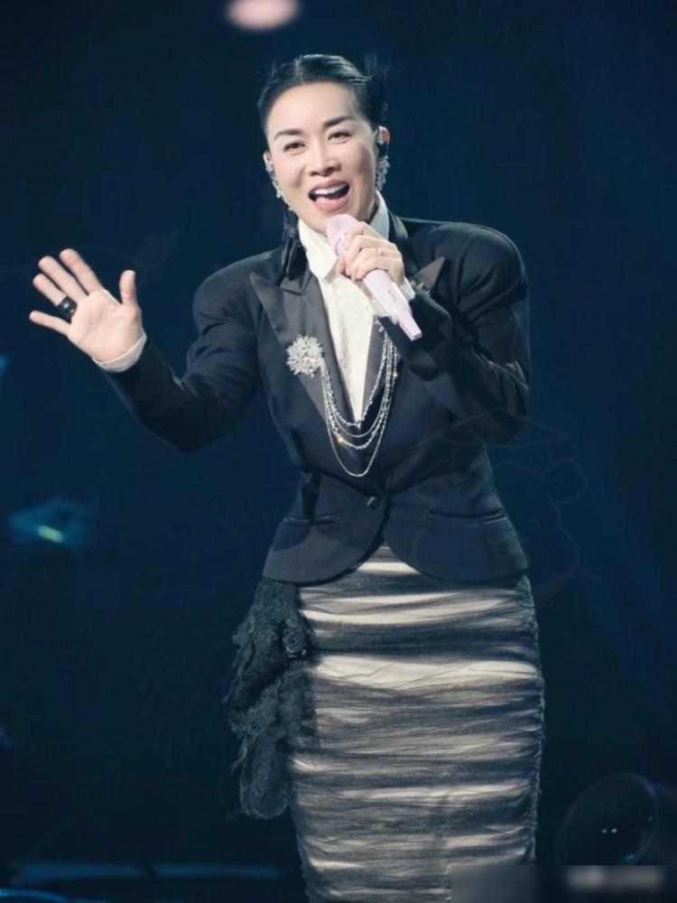 昨晚从那英北京演唱会场馆出来，我脑子到现在还嗡嗡响，嗓子也喊哑了，半天没缓过劲。