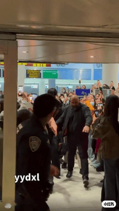 张凌赫被保镖架起感觉在空中飞行内娱唯一受邀此次gucci纽约大秀，来接机张凌赫的