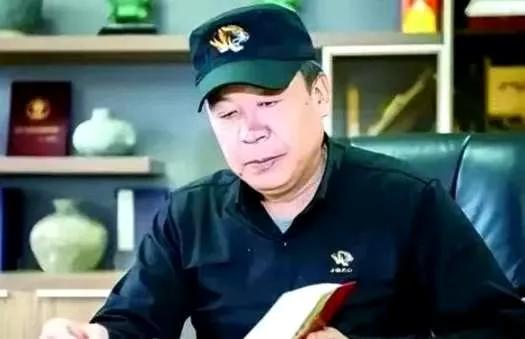 1984年，战斗英雄杜海山被推上法庭被告席，妻子含泪控诉：每月72块钱的工