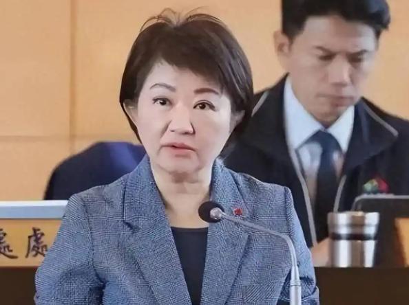 没想到，昨天台中市长卢秀燕才访欧结束回到台湾，今天就公开对“民进党当局禁止政府机