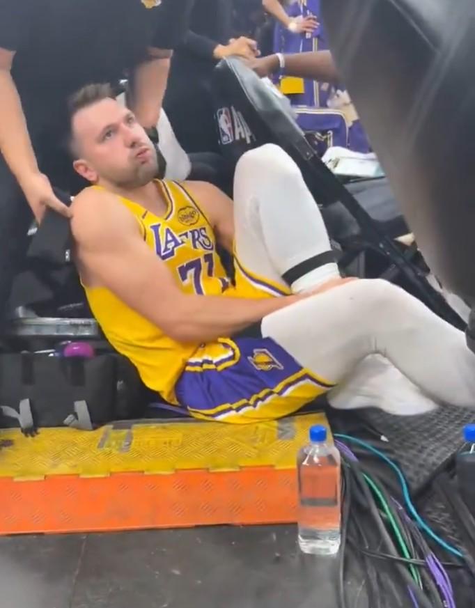 东契奇扭伤脚踝后大骂：“这破场地到底是谁建的？”NBA30支球队里，地板铺成