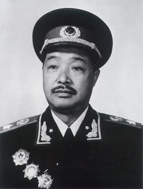贺龙把手里的指挥权往前一递，说：“让肖克他们来，我跟着走。”没人逼他，他明明是主
