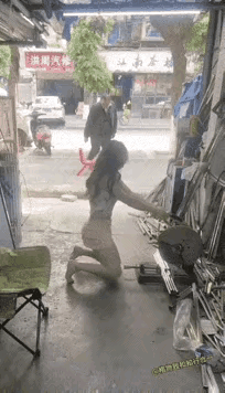 大爷你要不进来帮个忙呗还能凑近点看哦，老花了近点看不清是吧