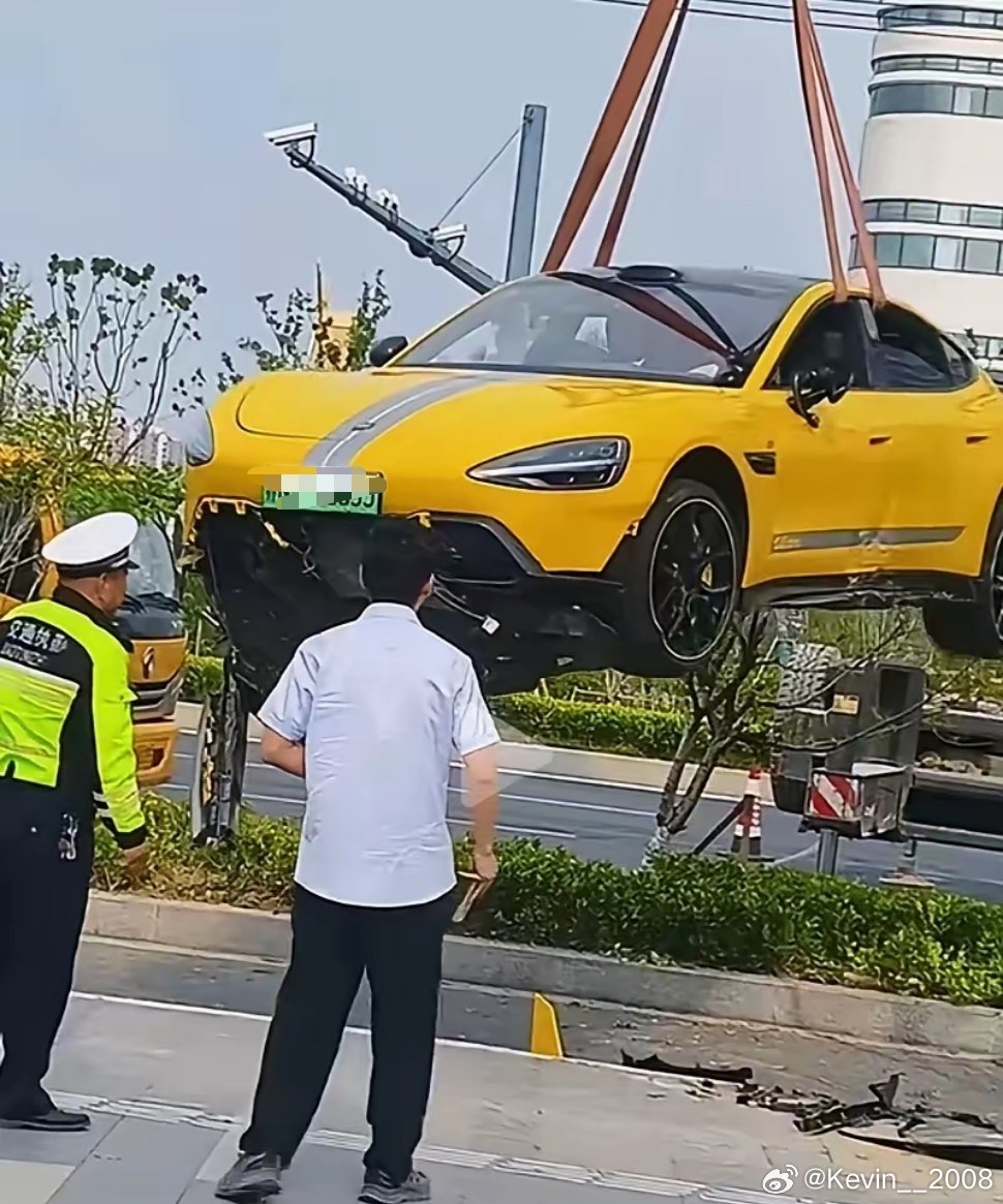 ​小米造车本质的问题在于：雷军还在用在手机的方式去造汽车！​以为买一堆零部件，自