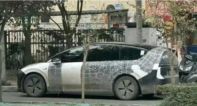 理想i9路测谍照曝光：降价版Mega？近日，多张理想i9测试车在街头进行路试的谍