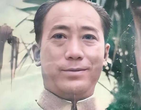 1945年，抗战刚胜利，戴笠在上海抓汉奸，对赌场大亨潘三省很不客气，直接上了镣铐