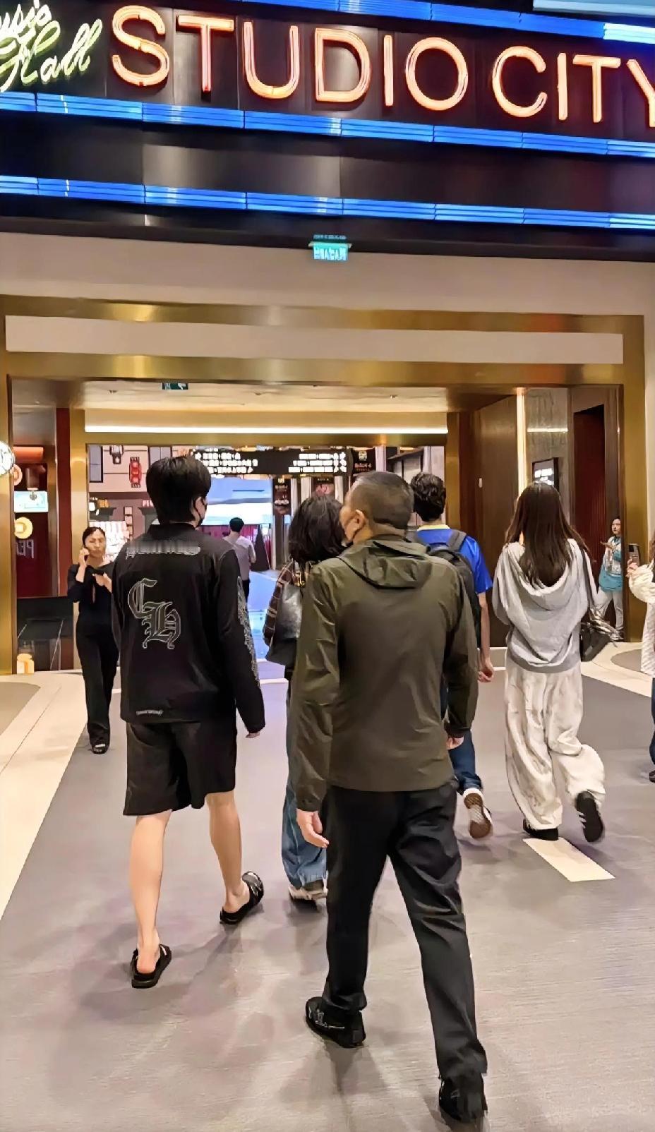 路人偶遇王楚钦陪父母逛街，这才是生活中该有的模样。在澳门街头偶遇大头陪父母