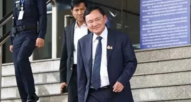 不得不由衷地佩服泰国前总理他信！女儿佩通坦遭到柬埔寨洪森的羞辱，一直在哭泣，
