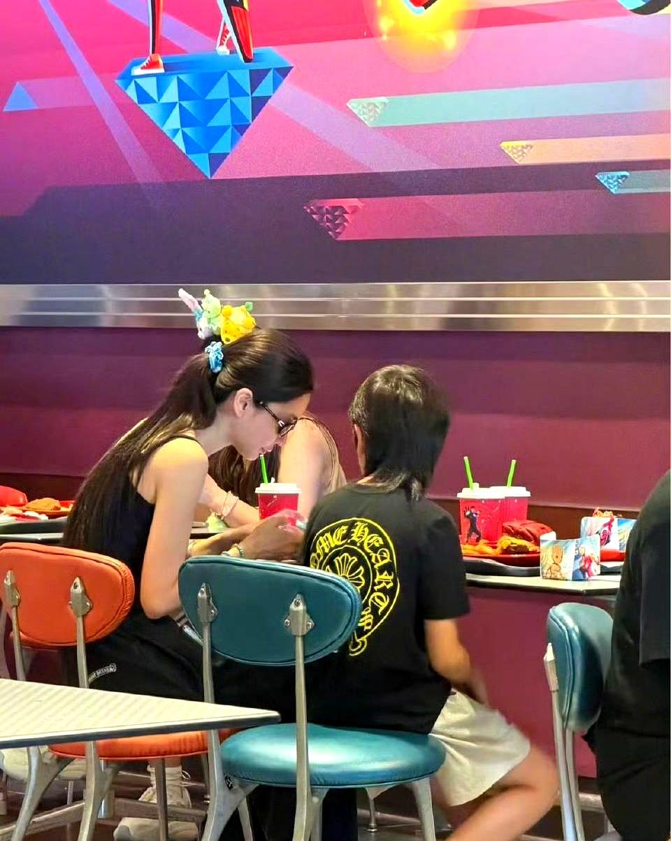 一个男人能安心拼事业，背后到底是谁在扛家？很多人一说黄晓明，先想到的是咖位和资