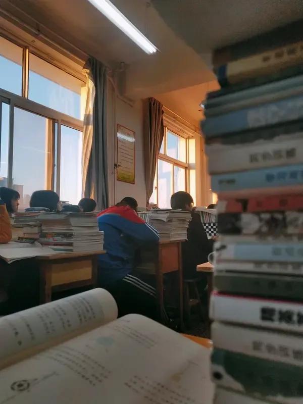 校长的解释有点意思啊！58岁的秦老师还在教学一线上课，可是小他几岁的四位老教师都