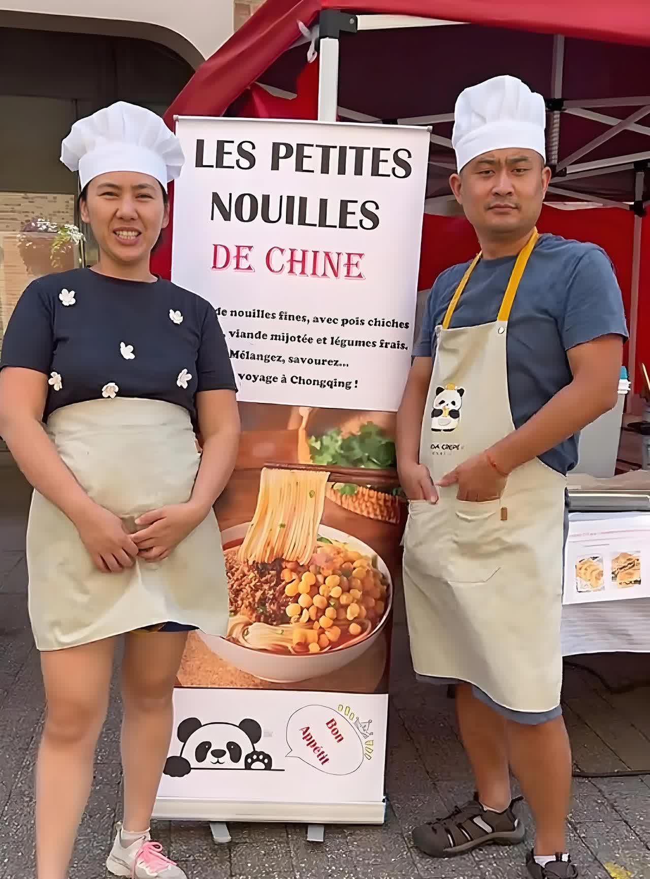 欧洲，一位重庆大妹子在比利时集市摆摊卖豌杂面和凉面，一天收入有1000欧元左右，