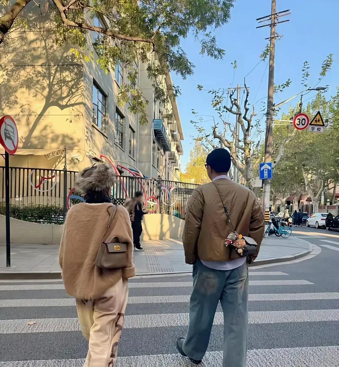 杜海涛给吴昕拎包，试衣挑得比导购还熟。沈梦辰晒合照，文案像复制粘贴。