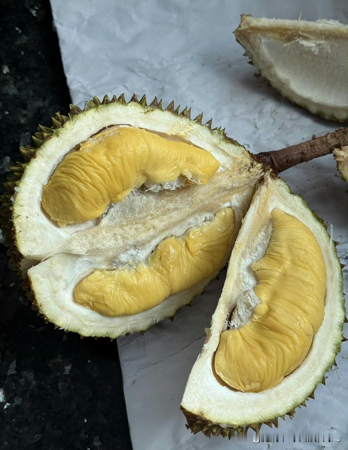 我和儿媳妇同住一个房子，我住一楼，她带着两个孙子住二楼，除了吃饭，平时基本没什么