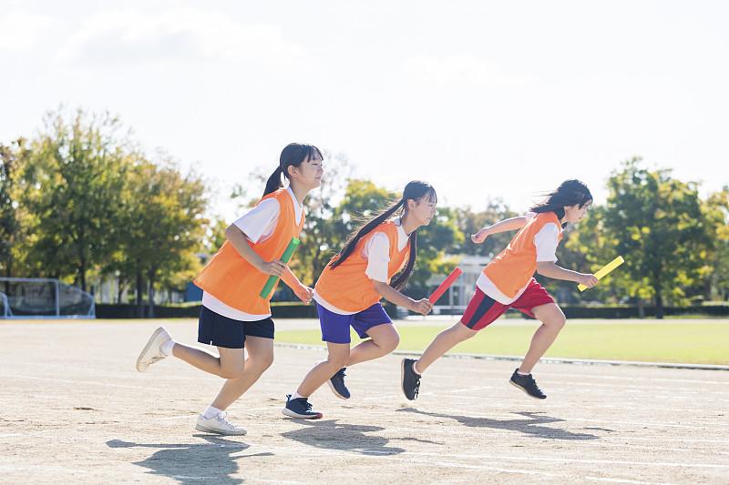 现在的好多学生上课主阵地已经不是学校！有些学生晚上去补课，学到很晚，仿佛补课