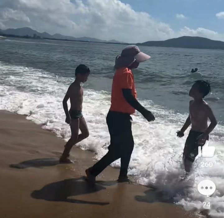 广东一处海边，两个男孩没穿救生衣就下水玩耍，身边也没有家长陪同，安全员见状，上前