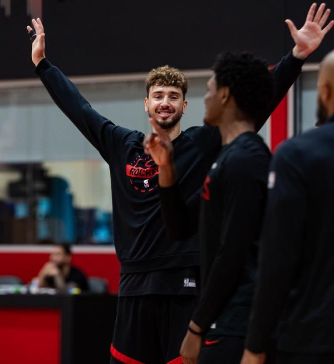 有NBA专家希尔沃曼认为，火箭队如果想要得到雄鹿队的超级巨星字母哥，那么除了火箭