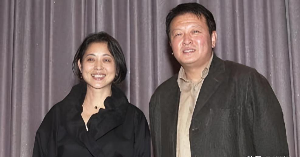 倪萍也没想到，69岁的三婚丈夫杨亚洲，已经开始给全家人争光了15年前，倪萍和杨