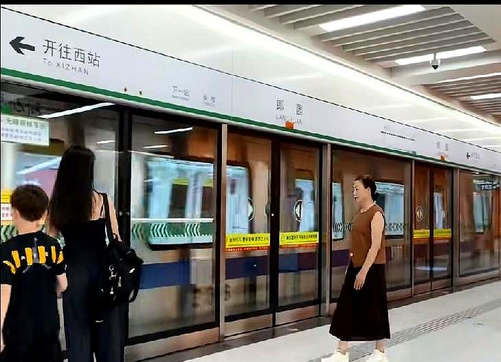 坐拥一堆铁粉，在网上一呼百应，结果亲闺女一回国，老两口在家连大气都不敢喘了，这算