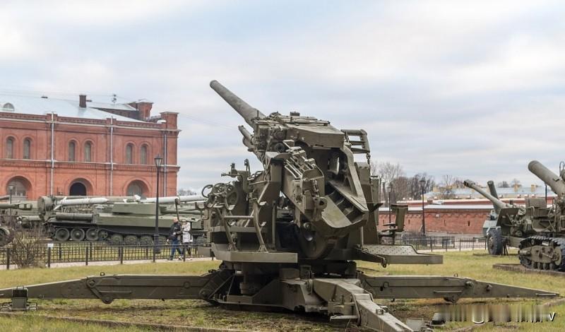 苏联军事工业的KS-30型130毫米高射炮于1952年完成研发工作并通过验收，