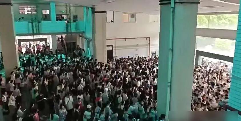 百人争一岗，真本事还是关系户？教师上岸背后的硬道理教师编考试现在越来越难了。我
