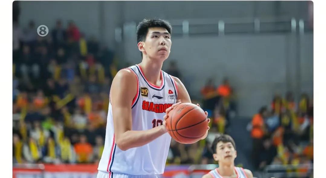 广东宏远徐昕不要变成第二个朱荣振徐昕前一段时间与杜峰互怼，产生离队想法，但是希