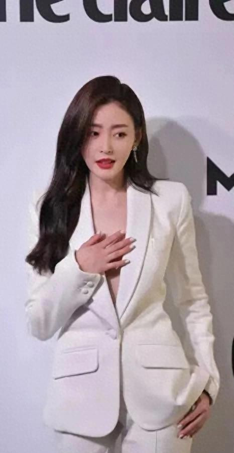 张天爱为森么要穿这种大胆的西服？她怎么这么放的开？