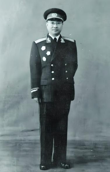 1952年，陈赓摸着胸口对妻子交了底：“我当年受过高压电刑，伤了心肌，这辈子估计