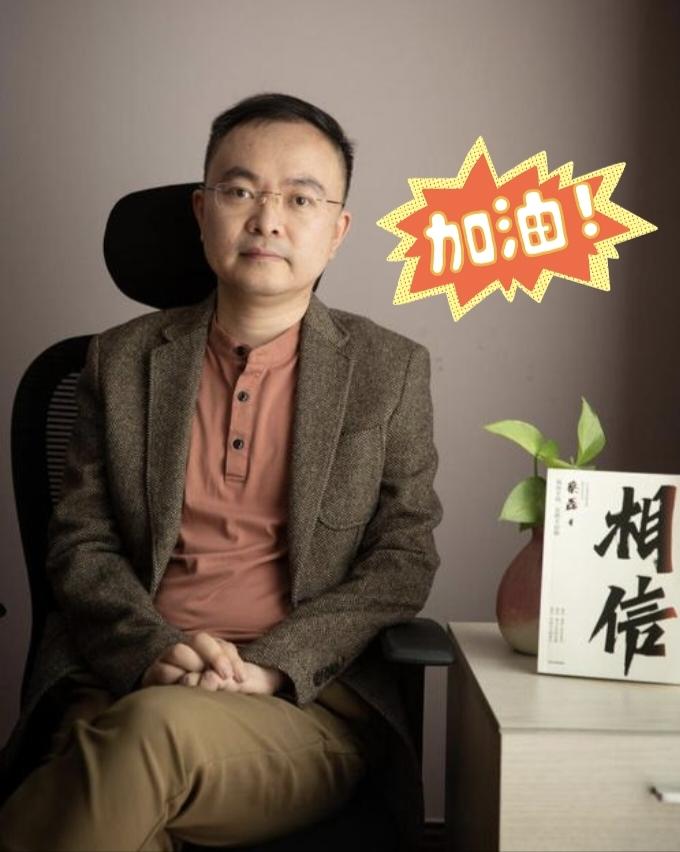 看到那个20多岁的小姑娘用药后病情稳定、能正常生活，我真没忍住红了眼眶。这对