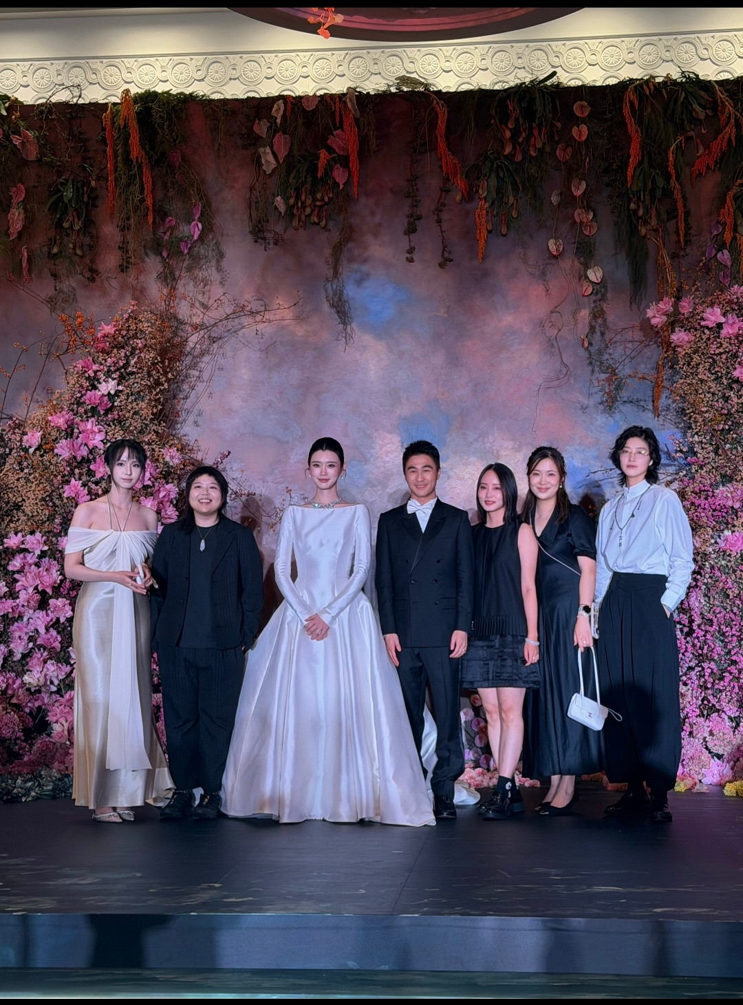 答谢宴奚梦瑶居然穿旧婚纱奚梦瑶何猷君在澳门举办婚礼答谢宴说实话答谢宴比婚礼布置的要高级但是值得注意的