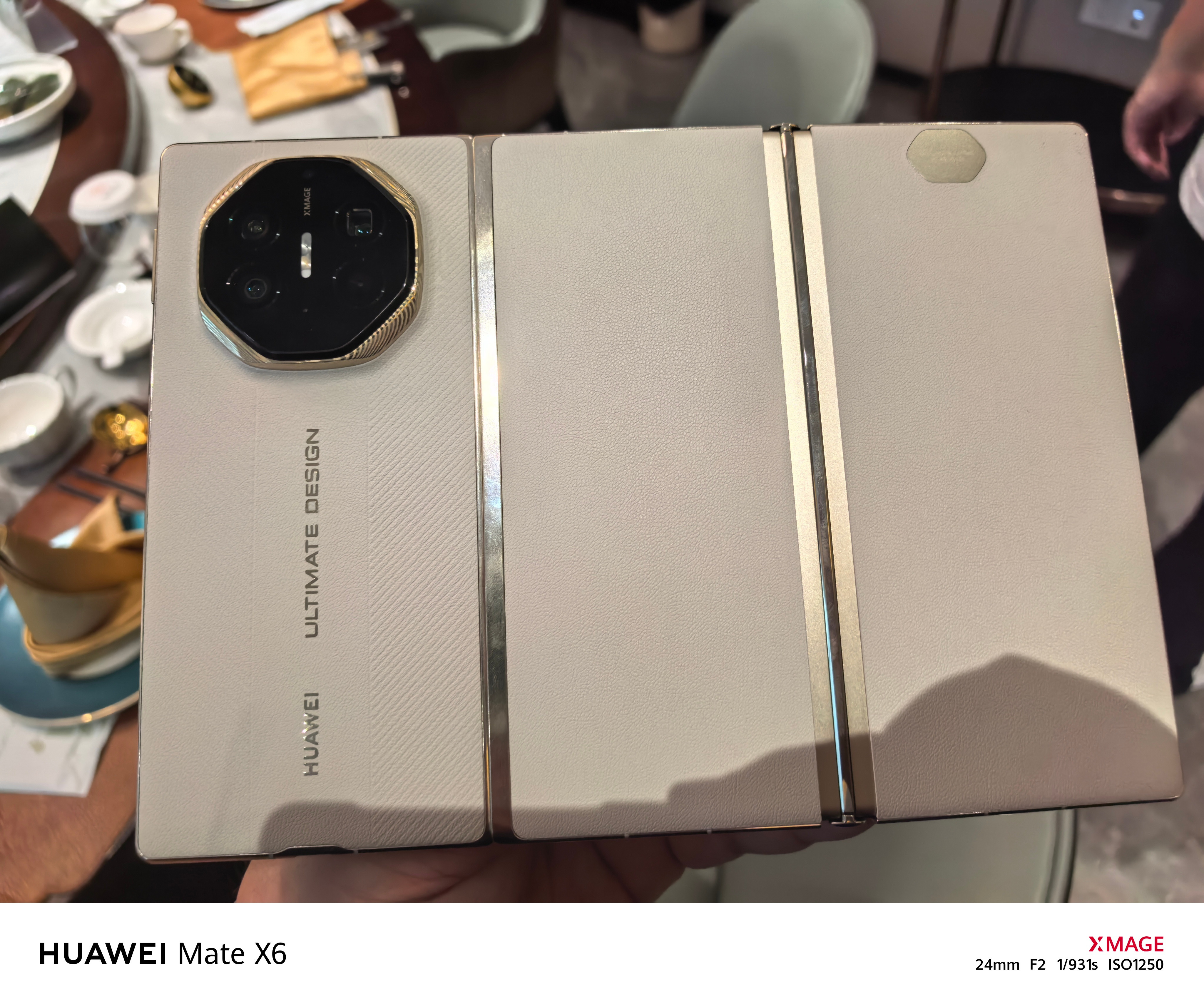 全新配色的MateXTs拿到了​白色和紫色紫色偏浓郁​白色更年轻华为新三