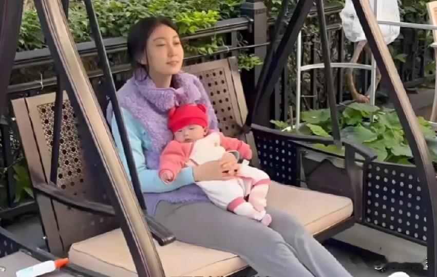 【水均益前妻60岁冻龄出圈！泉州遛娃照惊艳全网】水均益前妻现身泉州街头，6