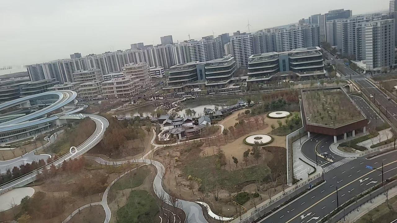 突然间，有种强烈的欲望在上海买一套房子！是不是有点胆肥了……1、周末，宅的无