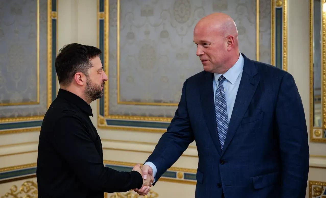 当地时间2025年11月4日，美国常驻北约代表马修·惠特克在与乌克兰总统泽连斯基