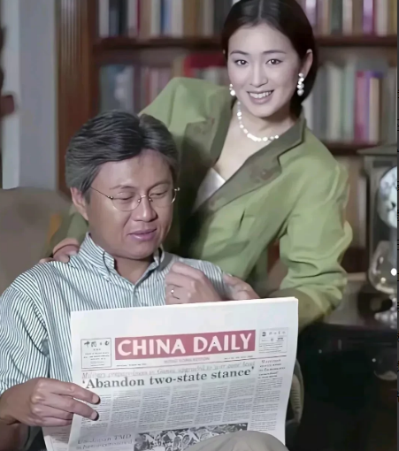 1995年30岁巩俐离开同居八年的张艺谋，毅然与香港新加坡籍富商黄和祥结婚，19