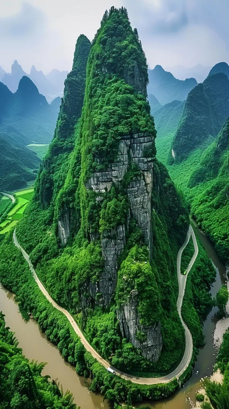 上联：云萦翠峰山接地，下联：烟锁寒江水连天。