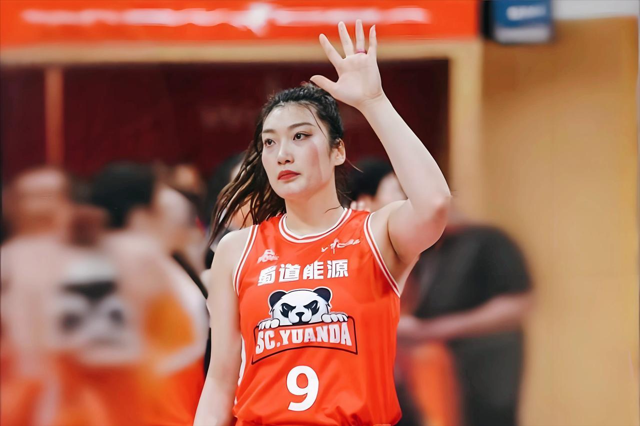 如果我是李梦，我不会选择出国打球，她此时最应该留下来打WCBA联赛。李梦