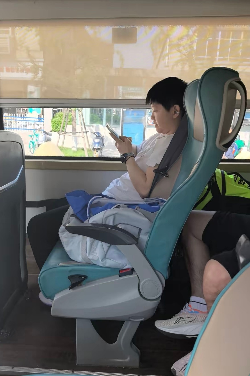 好喜欢宝宝戴oppo这个耳机捏特别漂亮！​​​