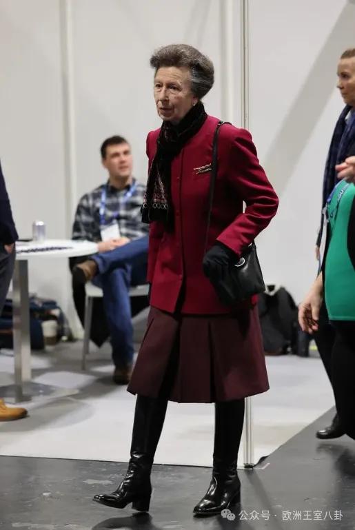 以红黑为主的马年第一期欧洲王室老太太时尚这两天又没啥特别新闻能发，于是我又扒拉