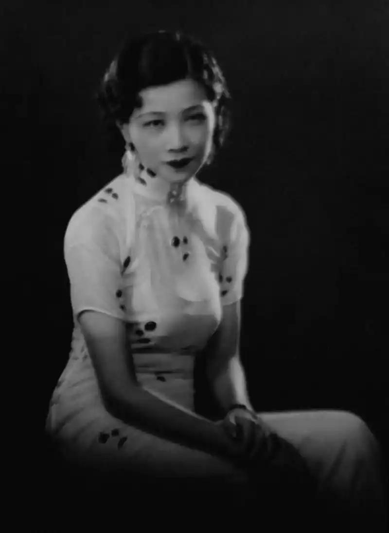 看到一段话:“女人若是生的俏，总有色鬼来报道。男人若是生的俏，总有渣女身边饶。